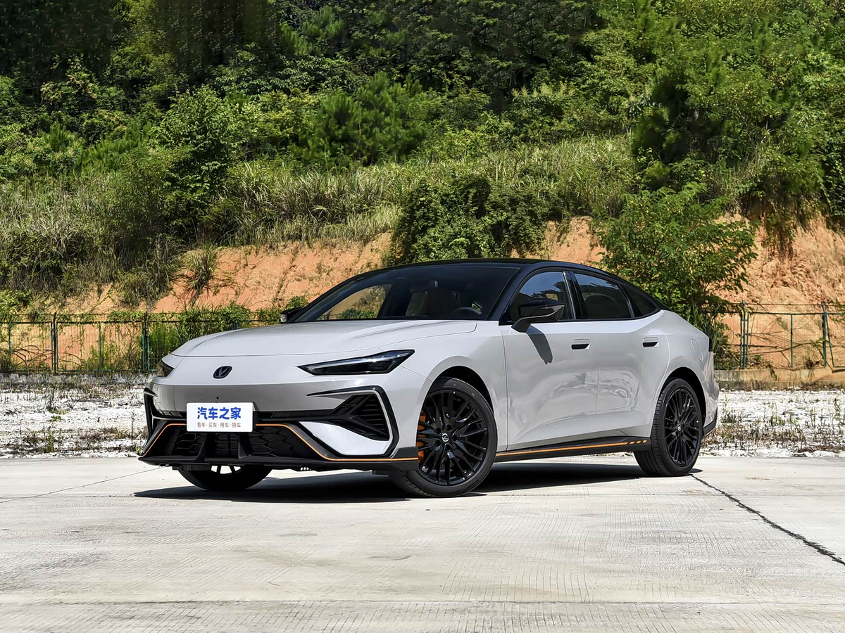 Двухцветный кузов с дополнительными яркими акцентами