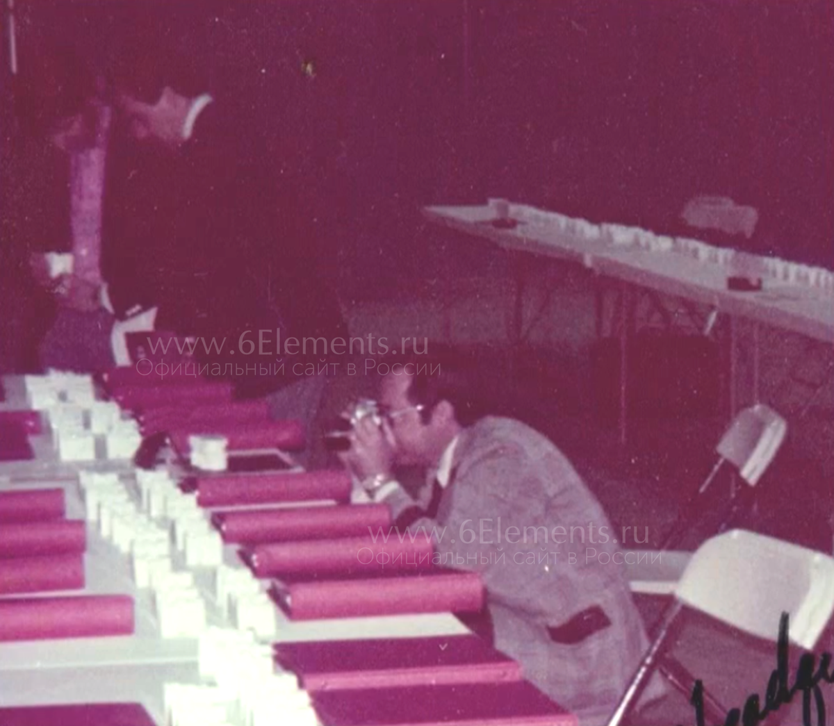 Доктор Лоуренс Эндрюс на открытой сессии ABO фотографирует все результаты ортодонтического лечения до и после "лучных" ортодонтов. 