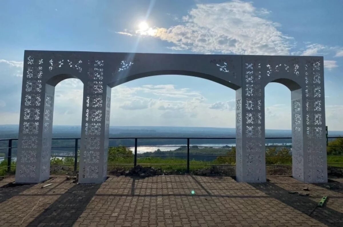    Возле Водонапорной башни в Уфе устанавливают арку для фотосессий