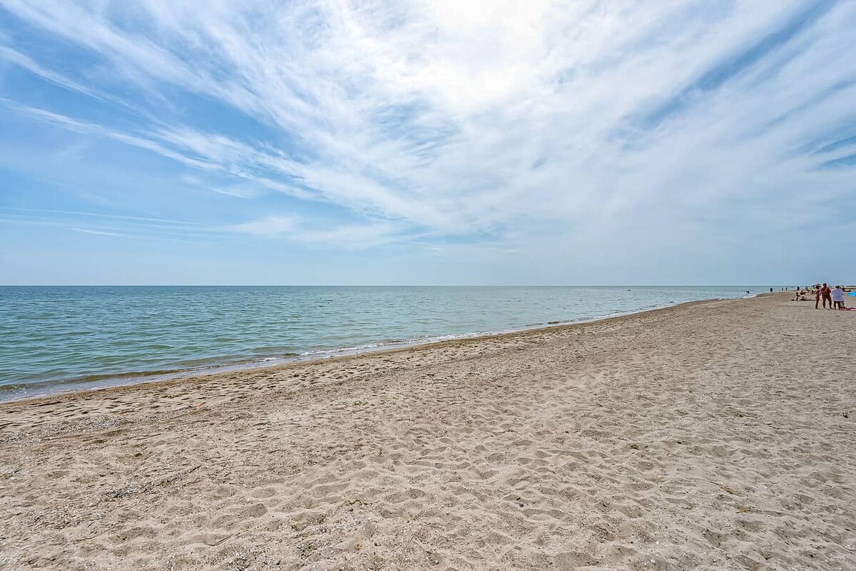 фото из свободного доступа. Пляж на Белосарайской косе.