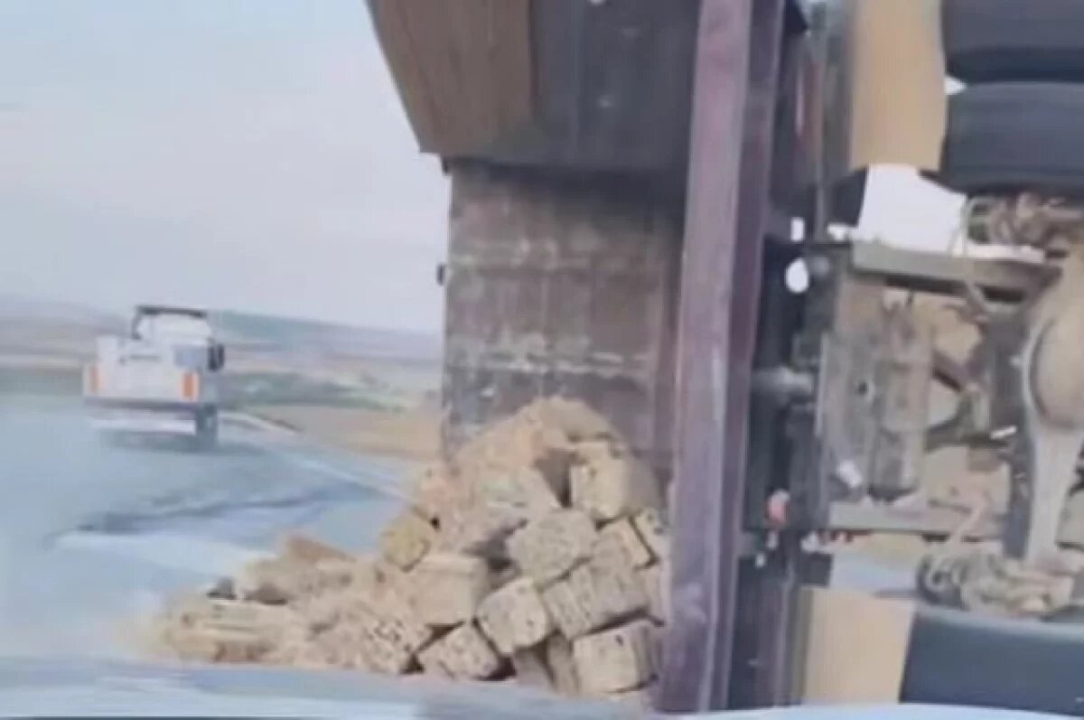    Под Симферополь произошло ДТП с грузовиками, на месте аварии пробка