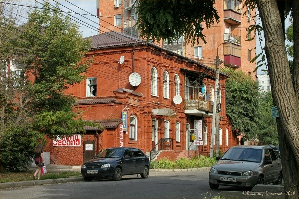 Курск, ул. Гайдара, старинный особняк рядом с современной высоткой. Фото В. Прокопов