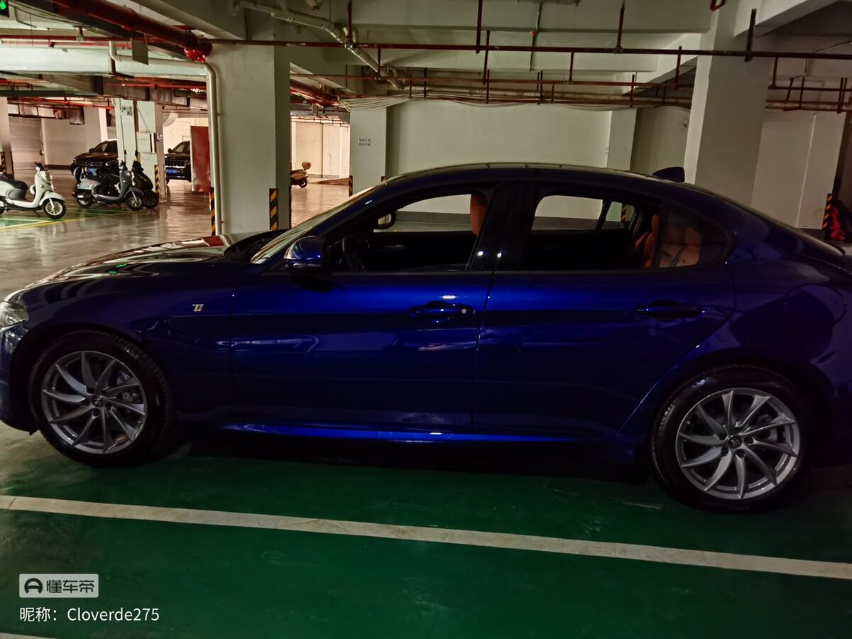 Фото 2. Вид с боку на  Alfa Romeo Giulia.