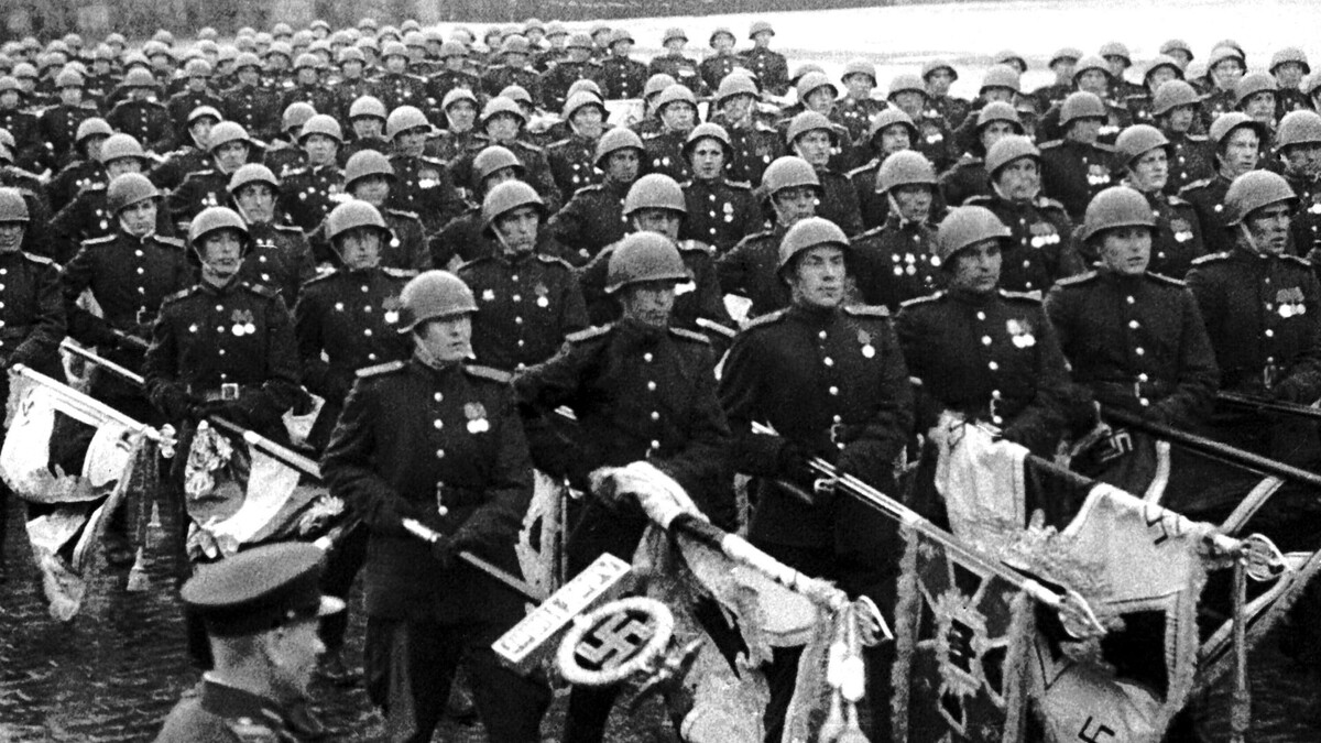 Парад Победы в Москве 24 июня 1945 года. Советские солдаты бросают фашистские знамена к подножью Мавзолея В.И.Ленина / © Sputnik /