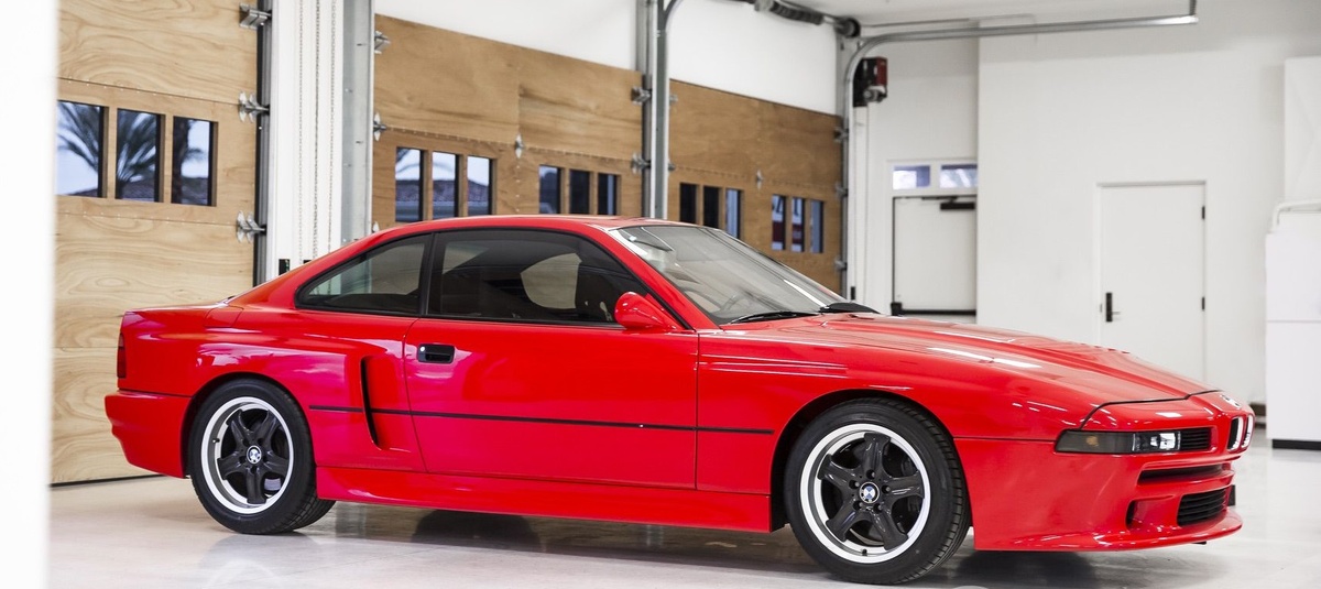 Широкие крылья для базовых 850 делали во многих тюнинг ателье тех времен, но только заводское решение по-настоящему функционально. Фото из открытых источников