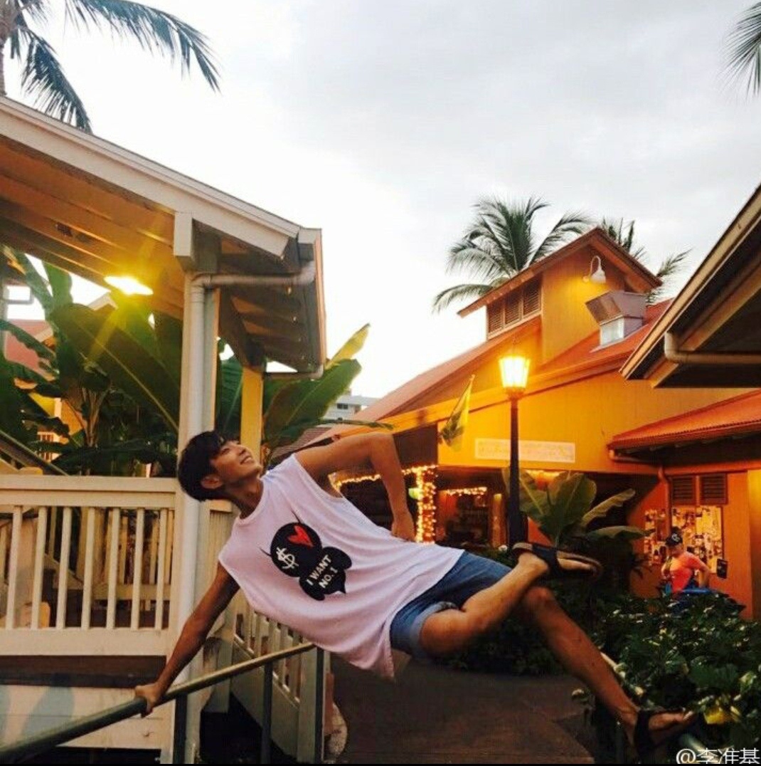 Идеальное световое сочетание - Джунги, закатное солнце и фонари