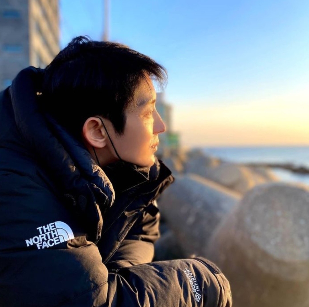 Так смотрят на старого, доброго знакомого, словно спрашивая: "У тебя всё хорошо? Прекрасно? Я рад за тебя"