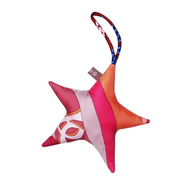 Звезда из шелка. Стоимость 100 долларов. https://www.elle.com/