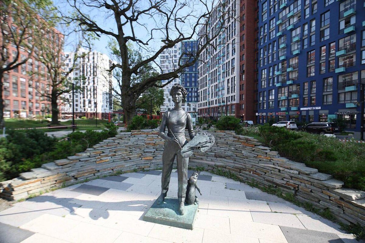 Из-за спины Туве выглядывает главное её творение. @Елена Купцова