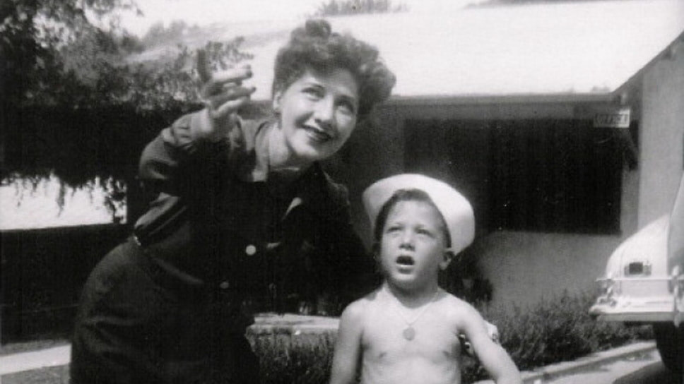 «Я завидую тем, кому сейчас двадцать. Когда мне было двадцать лет, мне светило стать лишь официантом или таксистом» Дастин Ли Хоффман родился 8 августа 1937 года в Лос-Анджелесе в семье потомков еврейских эмигрантов из Румынии, Польши и с Украины На фото: Дастин Хоффман с мамой, 1940-е годы.📷Фото: из личного архива Дастина Хоффмана