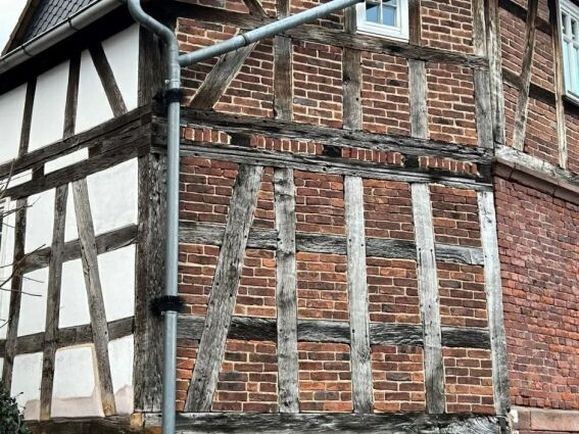 Старый кирпично-каркасный дом в Германии