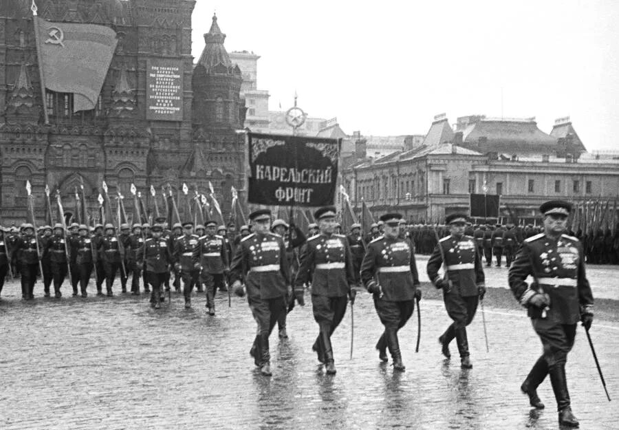 Маршал Советского Союза Кирилл Мерецков (на первом плане) со сводным полком Карельского фронта во время Парада Победы на Красной площади по окончании Великой Отечественной войны./ФОТО Макса АЛЬПЕРТА/ТАСС