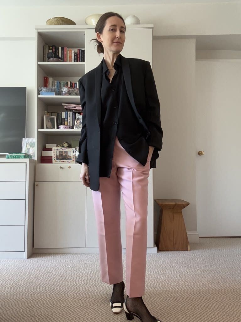 Женщина выглядит уставшей