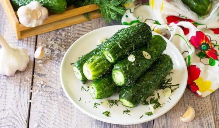 Не грусти-похрусти: 10 простых рецептов малосольных огурцов на любой вкус