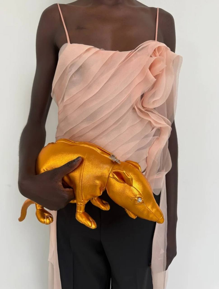 Датский бренд Anne Sofie Madsen представил ироничный клатч в виде крысы