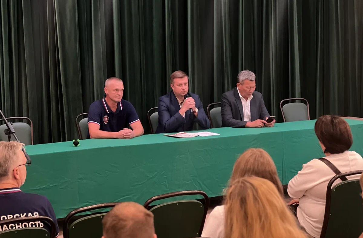 Дмитрий Александрович Благов благодарит собравшихся. 