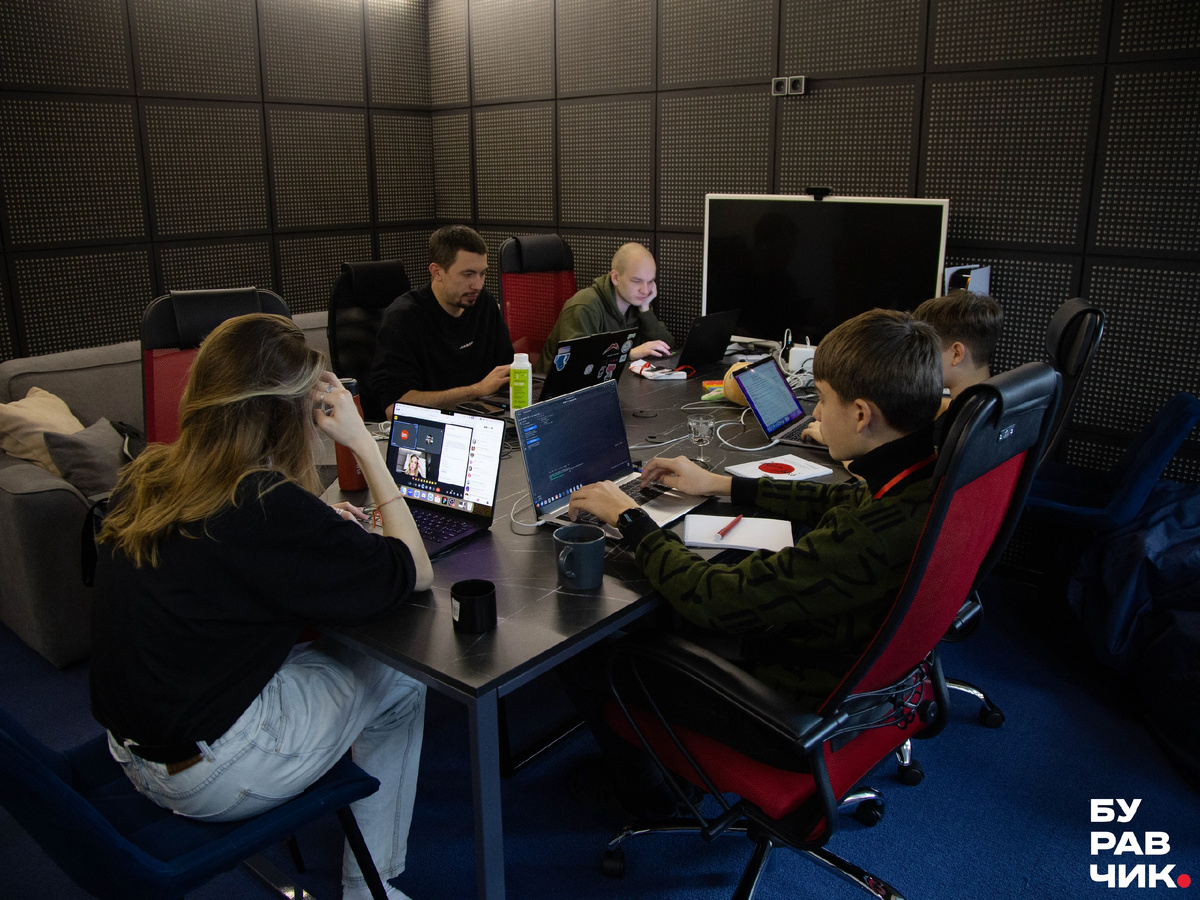 Команда «Буравчика» и ученики 