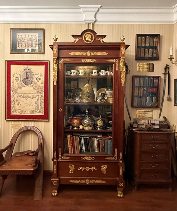 Фото: Шкаф (Франция, начало XIX века)