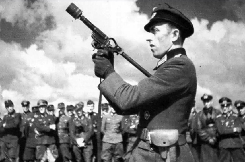 Демонстрация принципа работы 27-мм штурмпистоле с разложенным прикладом. Боевая часть гранаты взята от стандартной ручного гранатомета Stielhandgranate 24