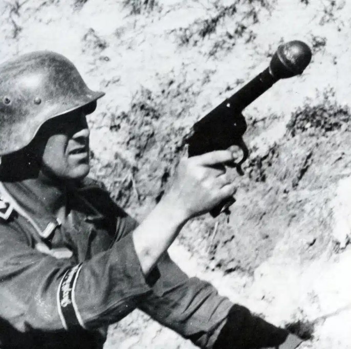 27-мм пистолет-пулемет, настроенный для стрельбы модифицированной гранатой Eierhandgranate 39