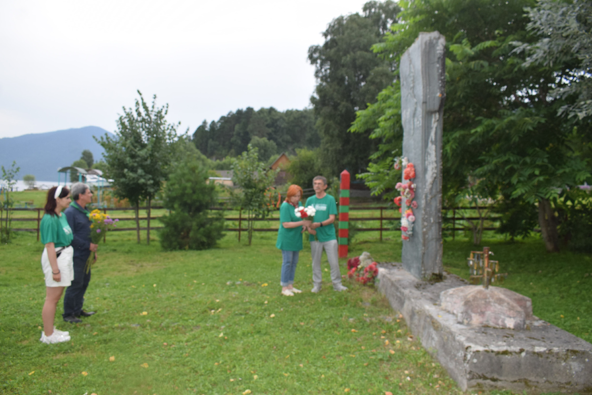 Участники экспедиции передвозложением цветов к Монументу Славы Яйлю