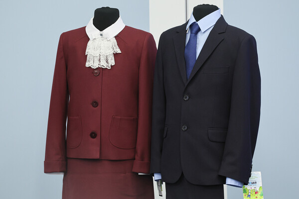 Школьная форма на пресс-конференции, посвященной разработке и принятию нового национального стандарта для школьной формы, 6 августа 2025 года / Сергей Савостьянов/ТАСС   📷