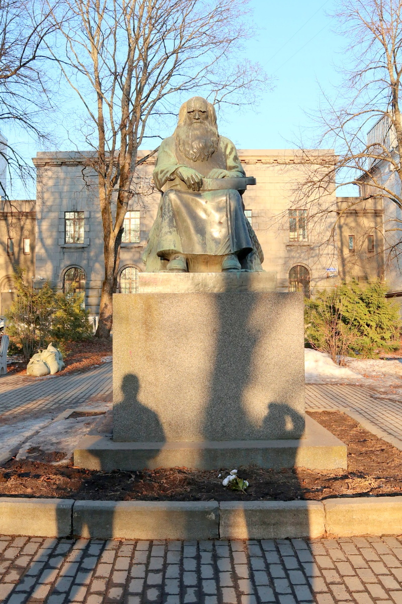 Памятник рунопевцу