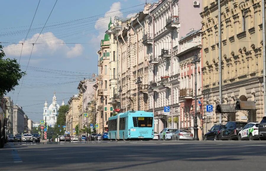 Суворовский проспект может показаться не лучшим местом для прогулок: шумный, всегда полный транспорта. Однако едва ли не каждое здание на нем — историческая достопримечательность./ФОТО Марии ШЕРИХ