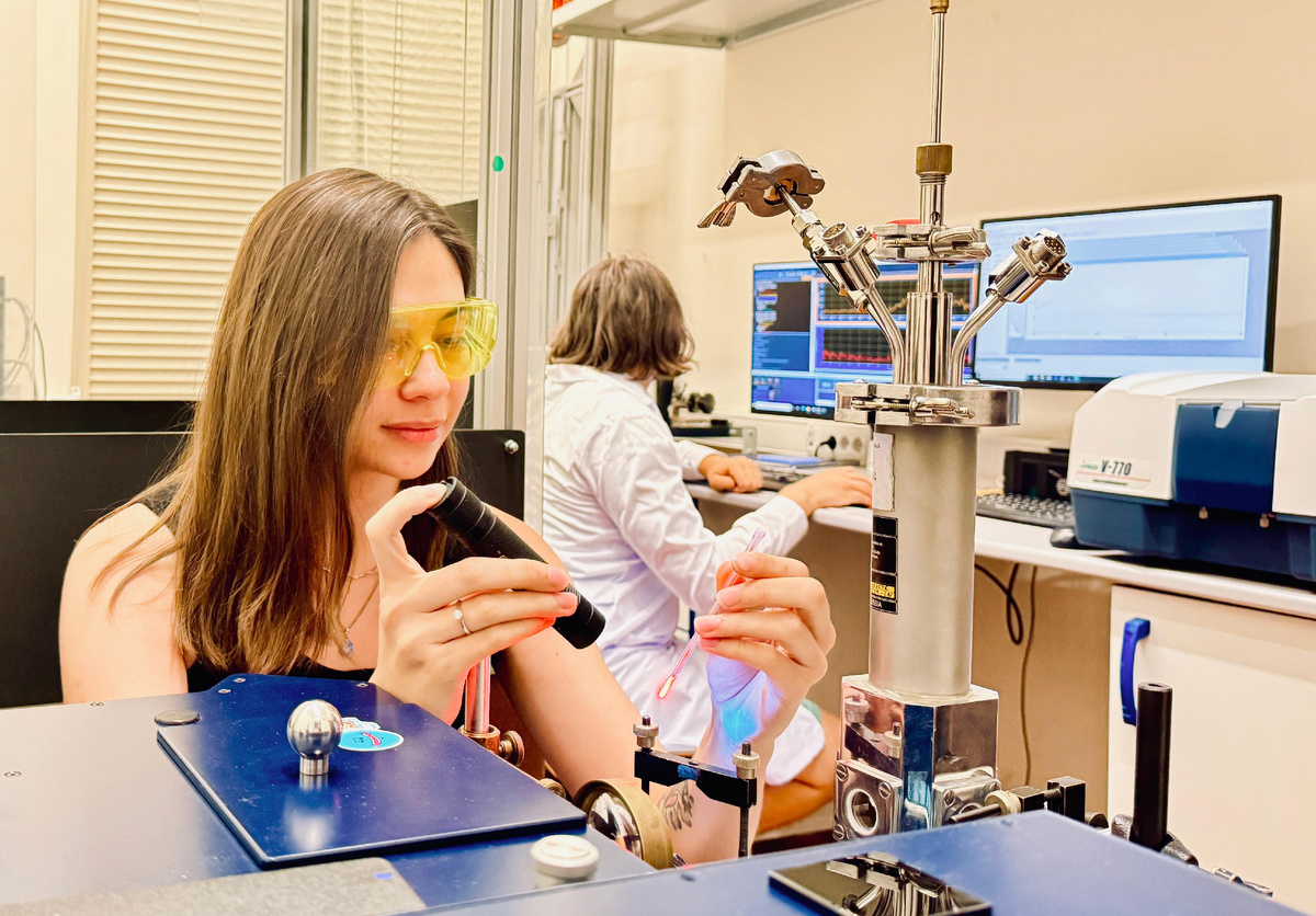 Сотрудники лаборатории (аспиранты) Трофим Поликовский и Виктория Гончаренко подготавливают образцы для измерения люминесценции. Источник: Илья Тайдаков