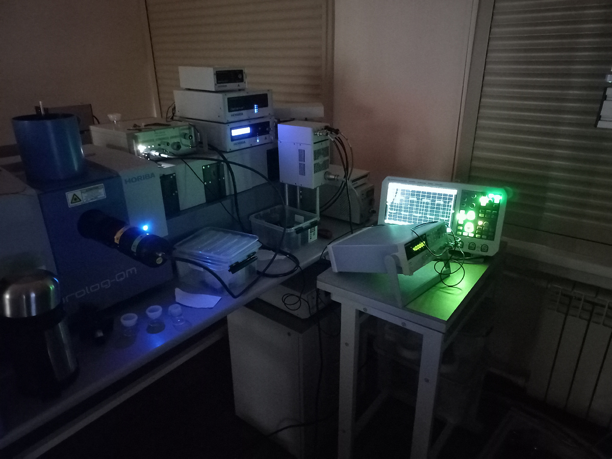 Установка для измерения спектрально-кинетических характеристик люминесценции в работе. Источник: Илья Тайдаков