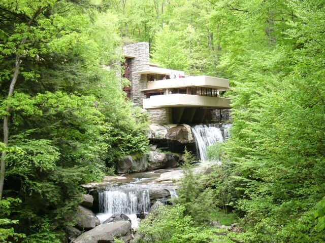 Дом над водопадом. Авторство: User:Serinde. The Fallingwater by Frank Lloyd Wright on Iam Architect, CC BY 2.5, https://commons.wikimedia.org/w/index.php?curid=168101
