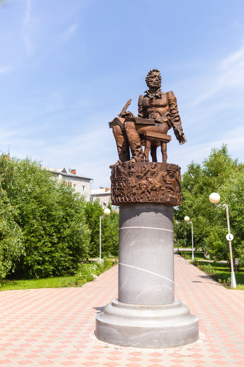 Фото: Памятник А. С. Пушкину в Ялуторовском городском саду. 2022 год