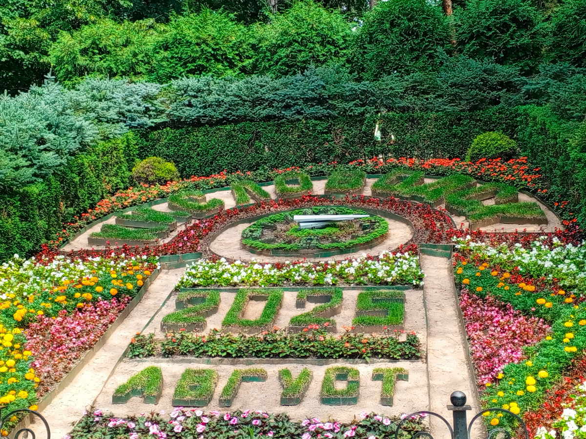 Цветочный календарь в парке Кисловодска.