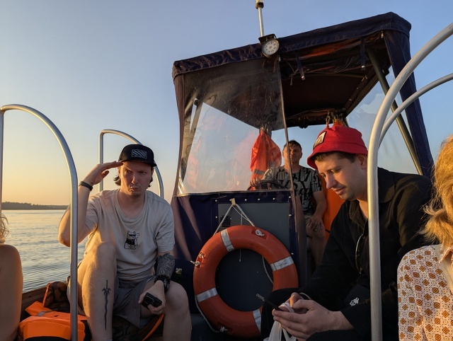 Туристы во время водной прогулки по Калязину. Фото: Владимир Кудряшов