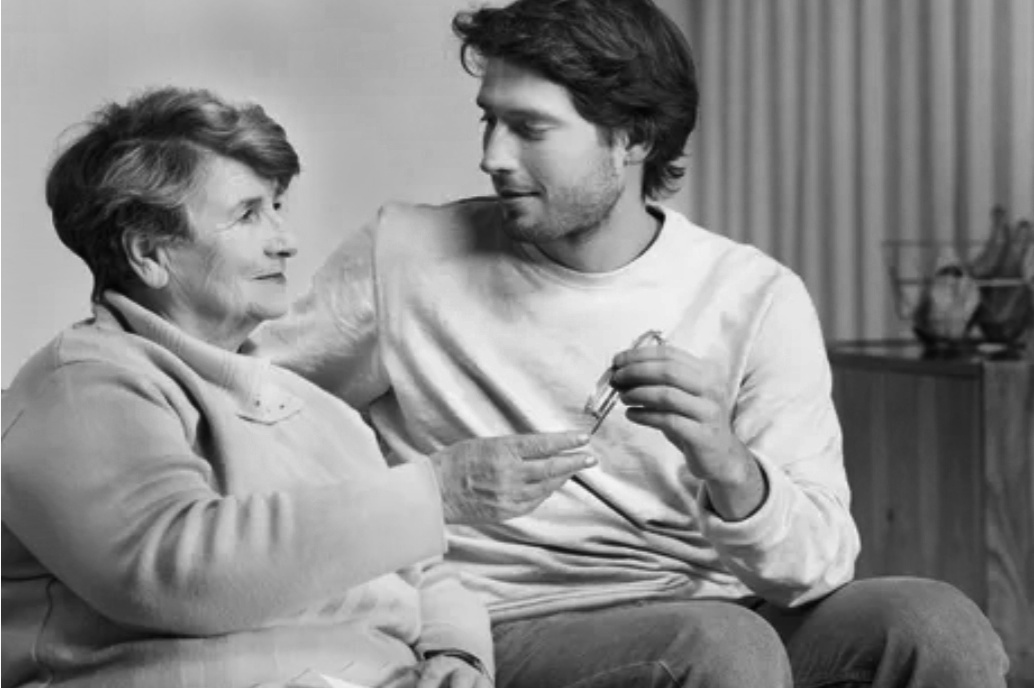 Изображение со страницы https://kasheloff.ru/photos/siyn-znakomit-mamu-s-nerusskoy-devushkoy/64