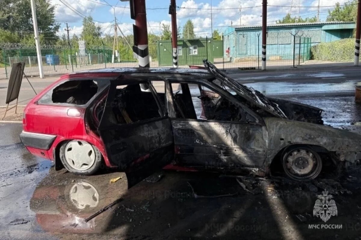    Сотрудники МЧС ликвидировали пожар в автомобиле в брянском поселке Вышков