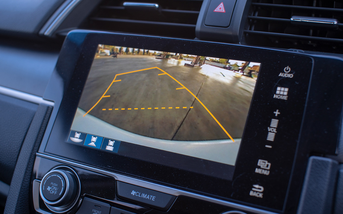 M2020 / Shutterstock / FOTODOM📷Картинку с камеры можно вывести на экран штатной мультимедиасистемы. Этот вариант потребует доступа к задней части заводского устройства, что может вызвать затруднения