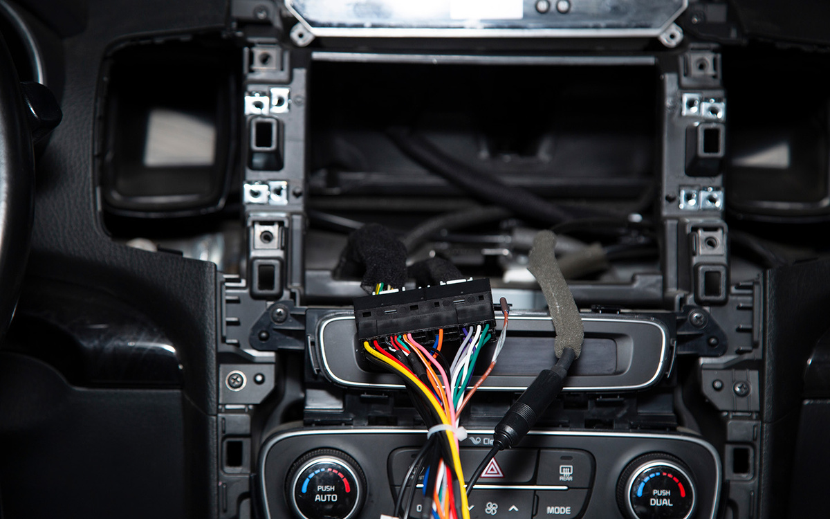 Potashev Aleksandr / Shutterstock / FOTODOM📷Для подключения камеры заднего вида к штатной мультимедиасистеме придется демонтировать последнюю. К счастью, большинство устройств крепятся на нескольких защелках и паре винтов