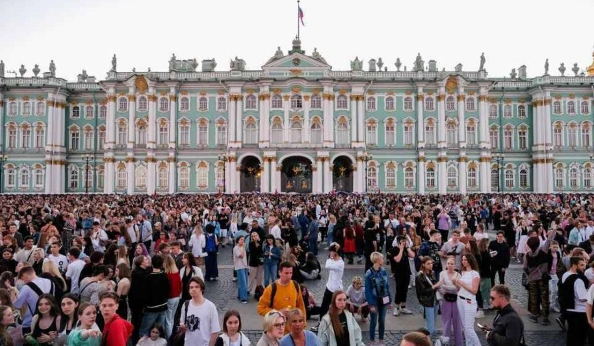     Люди на Дворцовой площади. Источник: kp.ru Автор фото: Артем Килькин