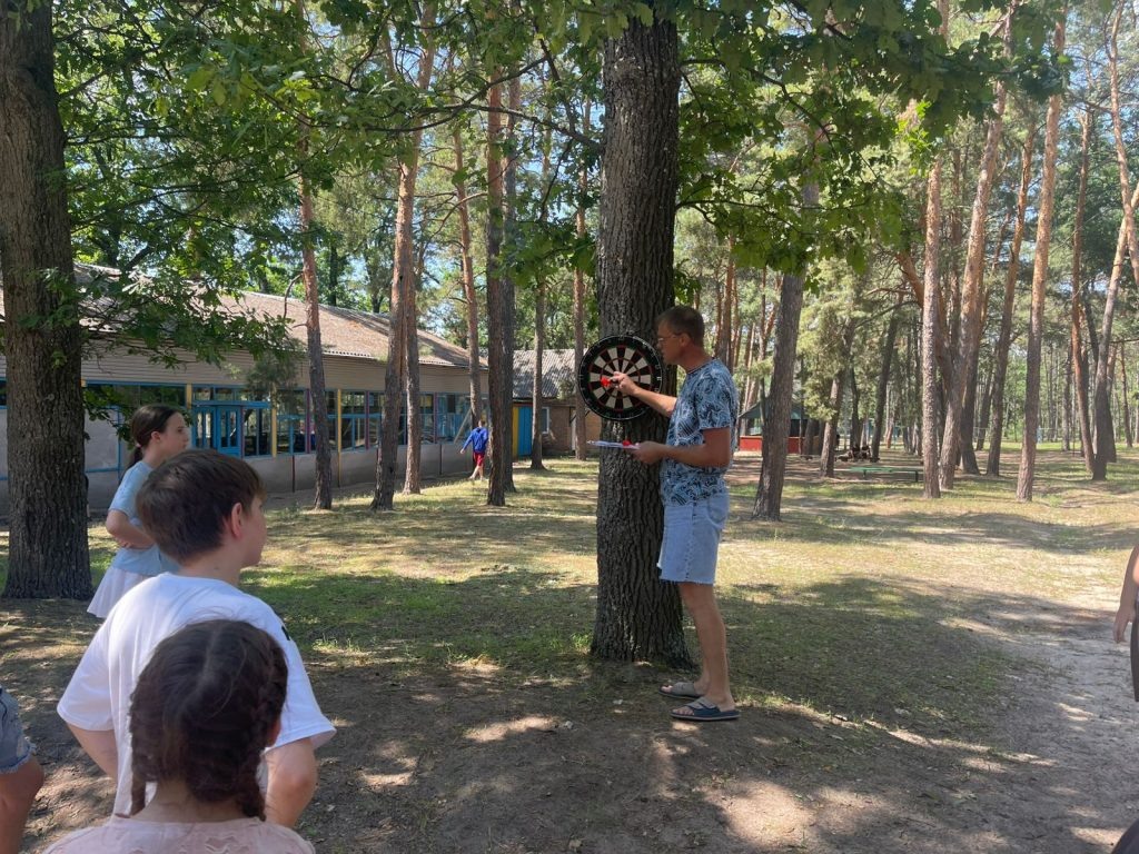      При занятиях дартсом развиваются меткость и координация движений. Редакция газеты "Наш край"