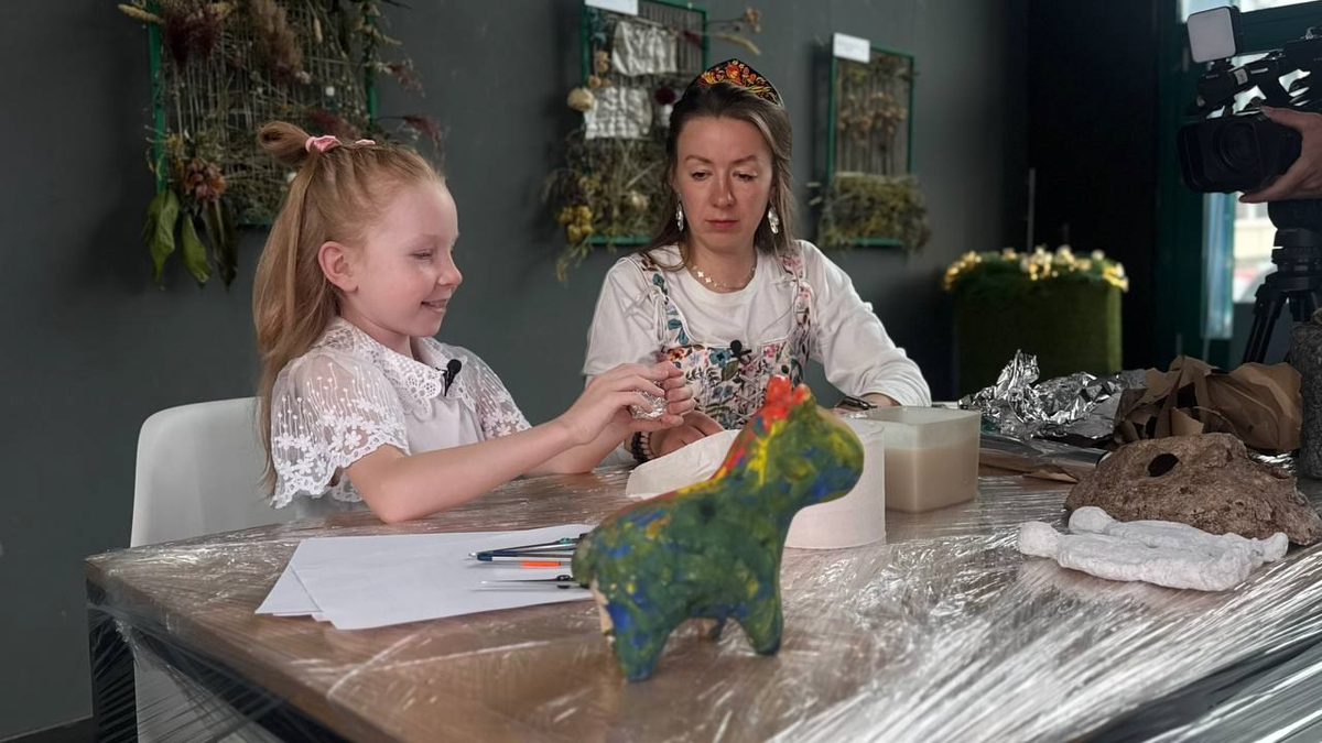 Нам поможет Маша Хайбуллина - руководитель художественного отдела молодёжного театрального центра "Космос" 