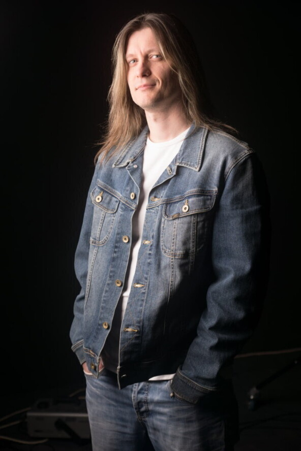 В 23 я тянул 120 кг и жал 90, а в 44 копаю снег и кошу траву, а потом у меня спина болит. У меня 4 детей. Все от одной жены, а не как обычно.