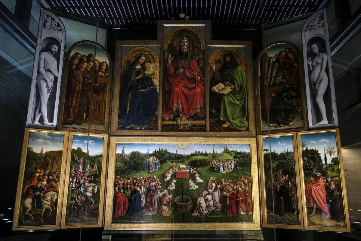 Гентский алтарь с копией украденной картины. 