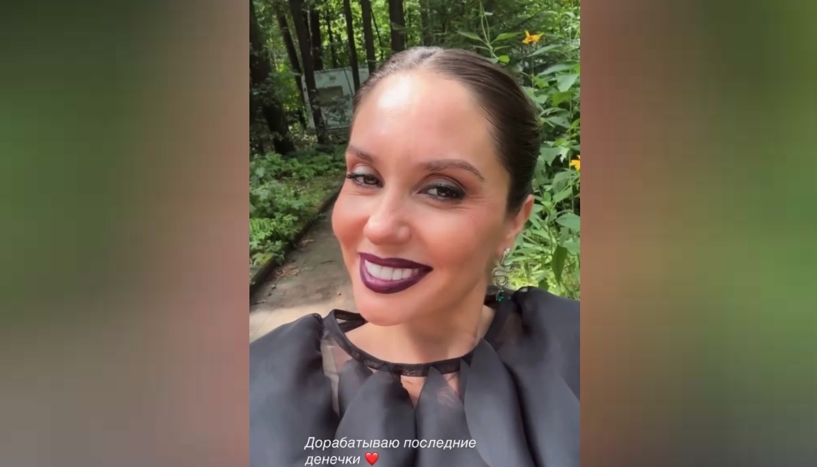 Агата Муцениеце в образе со съемок сериала