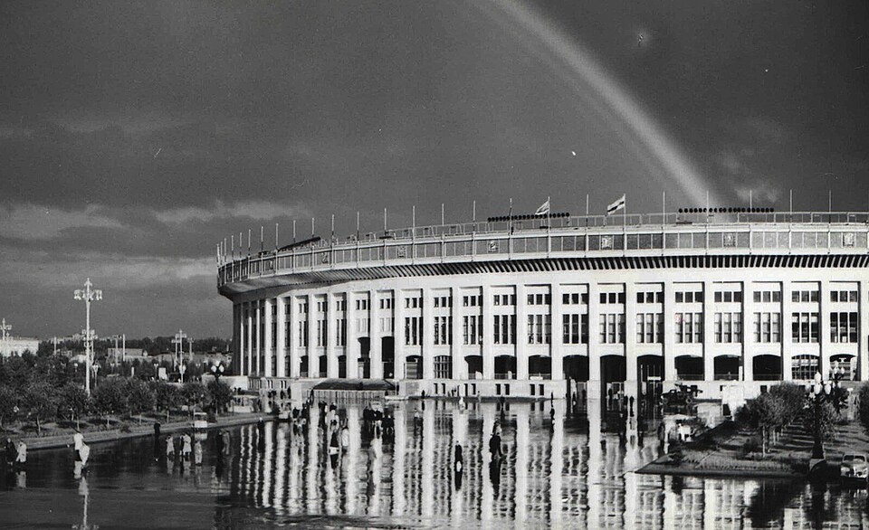  Центральный стадион имени В.И. Ленина в «Лужниках». После дождя. Фото М. Трахмана. 1950-е годы. Главархив Москвы. Wikimedia Commons / Mos.ru, CC BY 4.0