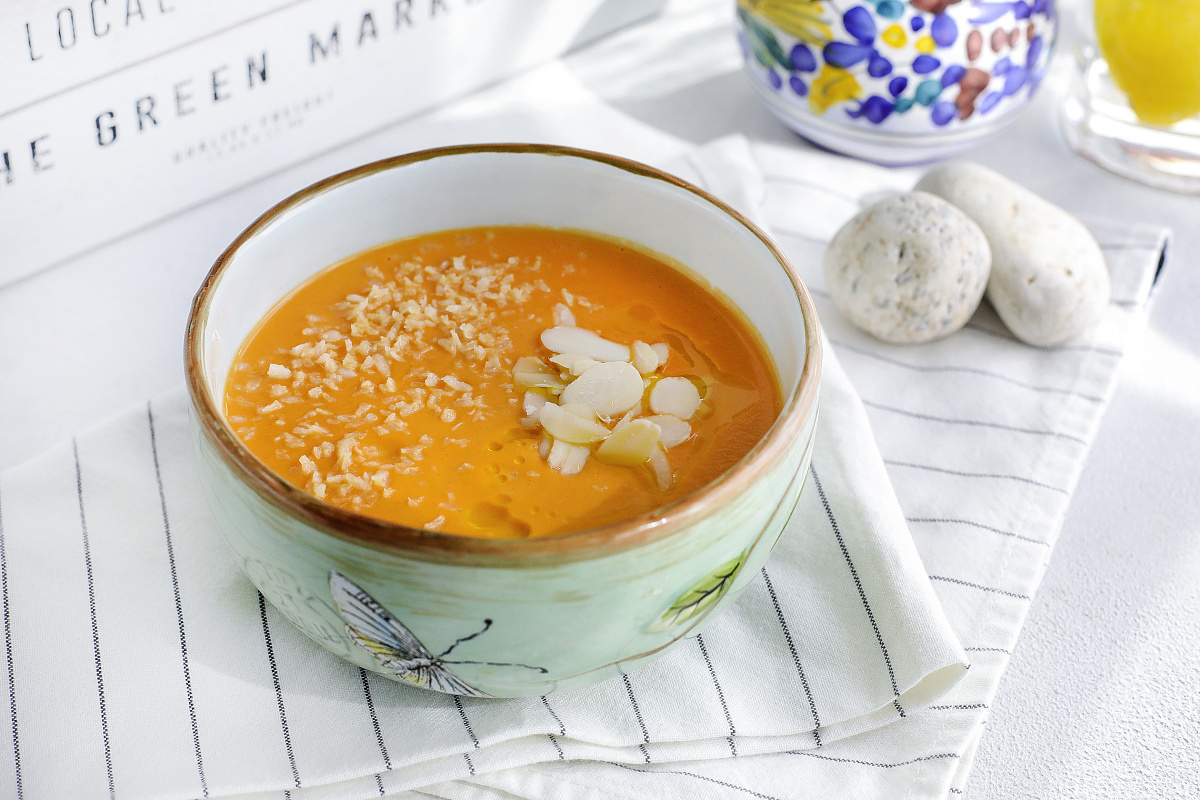 Нежный крем-суп из батата на кокосовом молоке с миндальными лепестками