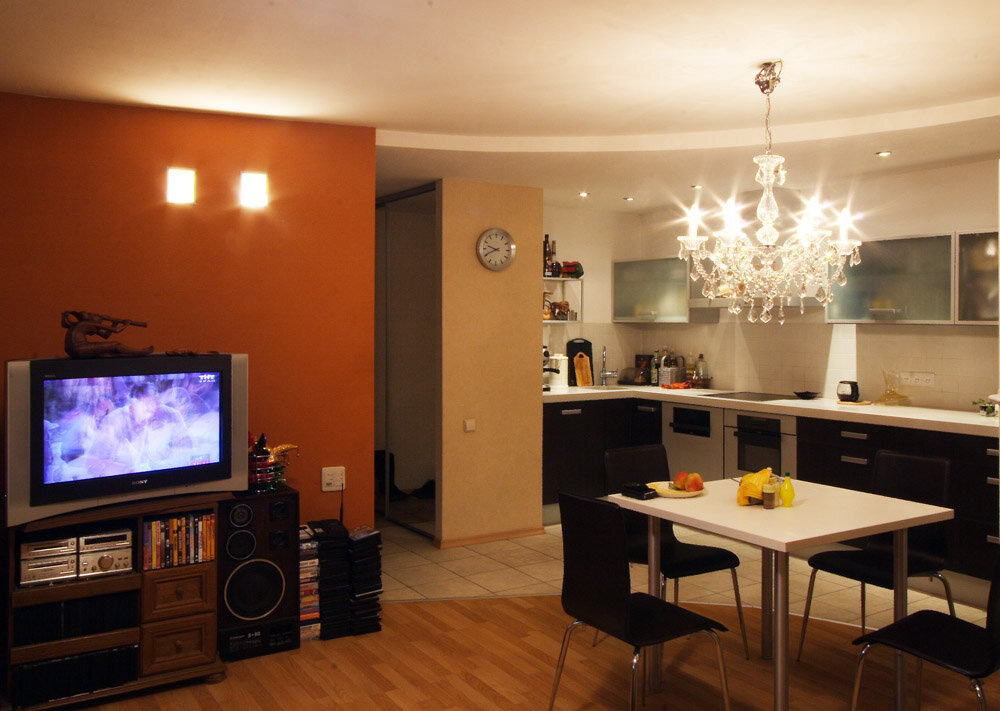 Очень старое фото. Вот за этим столом всё и произошло. 