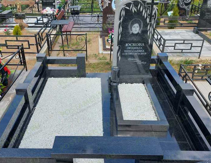 Памятник с резной ивой на женскую могилу