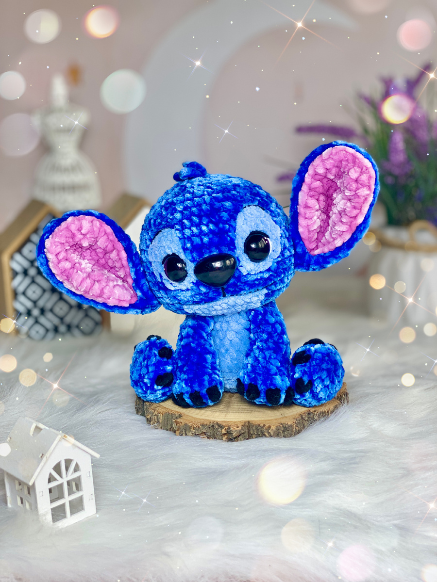  Все мастера кинулись вязать Лабубу, но я не понимаю такого ажиотажа. Да, эту игрушку спрашивают на ярмарках,  она действительно пользуется спросом. Но с эстетической точки зрения этот персонаж не несёт никакого смысла. Я против этого персонажа. Я не хочу прививать нашим детям любовь к антигероем. Я за красоту и доброту. 