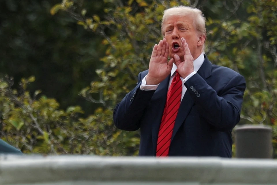 Трамп с крыши Белого дома руководит его перестройкой.